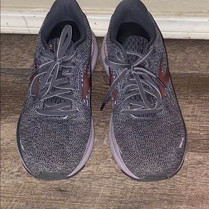 Women’s Brooks size 10
